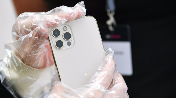 На Apple подали в суд из-за водонепроницаемости iPhone.