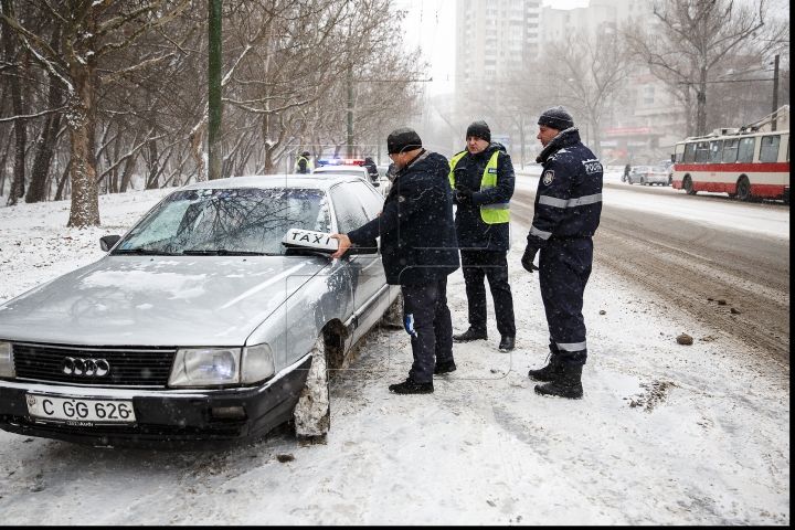 Водителям такси, у которых не оказалось нужных документов, грозит до пяти тысяч леев штрафа.