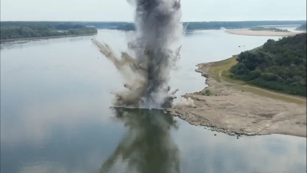 Stânca Pârjoaia a fost detonată: Explozie spectaculoasă în Dunăre pentru salvarea centralei de la Cernavodă.