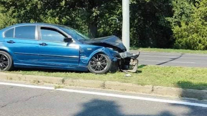 BMW влетел в столб на Ботанике: есть пострадавшие.