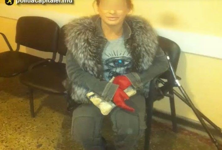 Două femei şi un bărbat, au fost escortați la inspectorat, bănuiţi că ar fi consumat droguri.