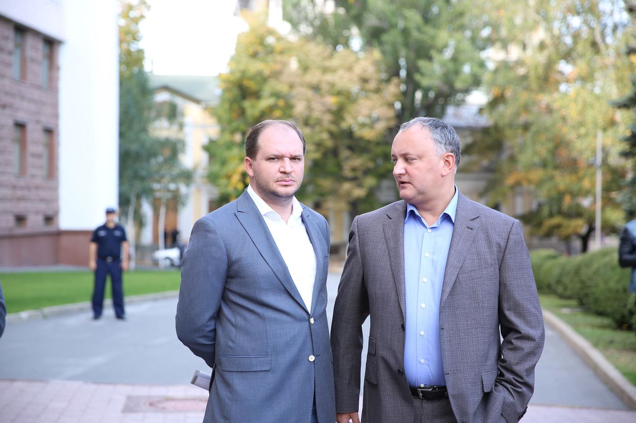 Cum omul cu funcție neclară la Președinție dictează regulile pe intern. Foto: Report.md