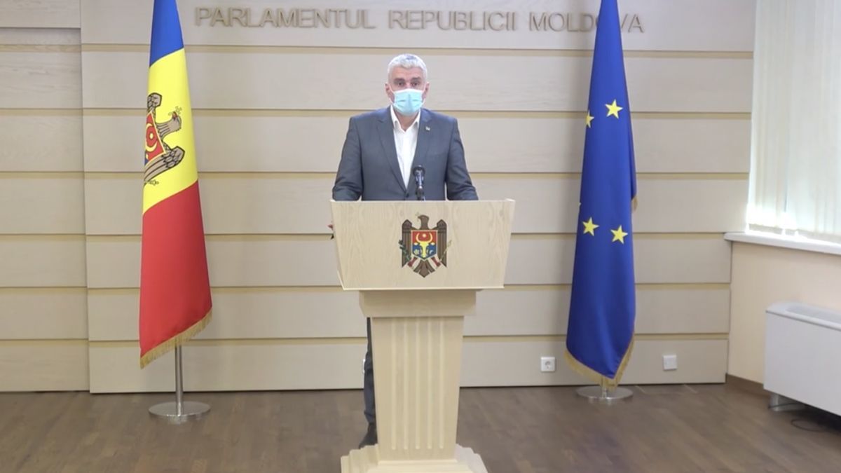 Слусарь просит Санду срочно созвать ВСБ по поводу концессии аэропорта.