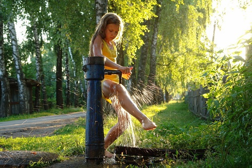 Наиболее уязвимы в жару дети, пожилые люди и те, у которых сердечно-сосудистые заболевания.