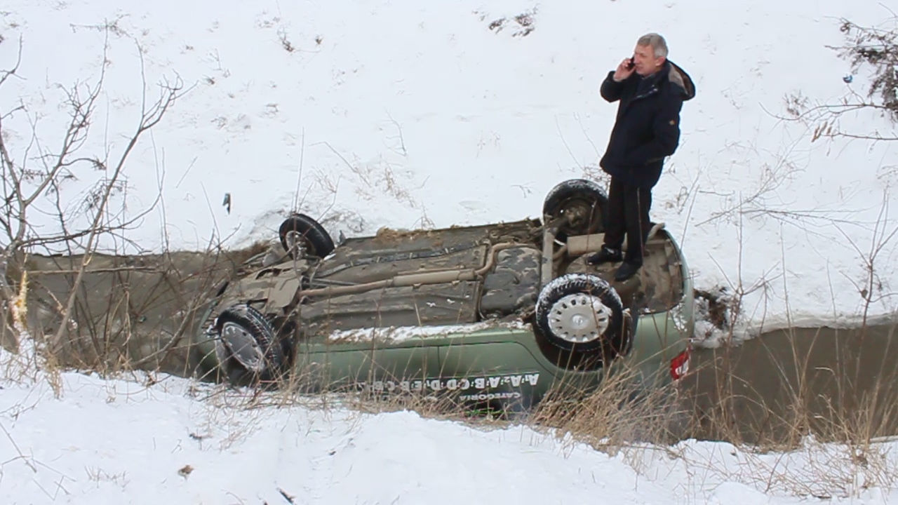 Hâncești: O mașină de la școala auto s-a răsturnat în șanț
