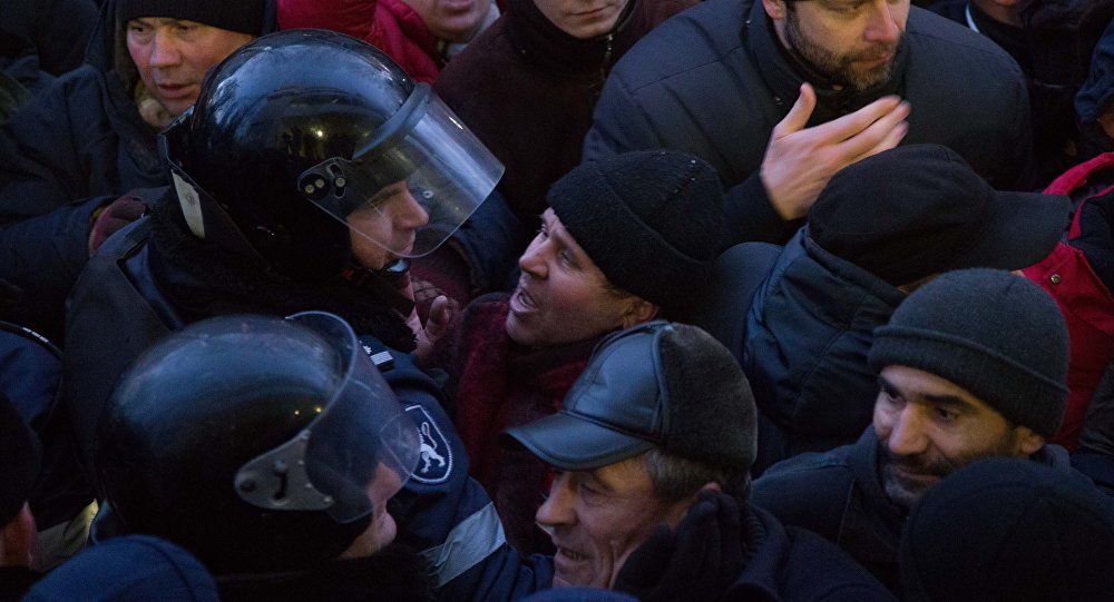 Noul ministrul al Afacerilor Interne, Alexandru Jizdan, a declarat că în cadrul protestelor de miercuri de la Parlament au fost răniţi 27 de poliţişti şi patru protestatari.