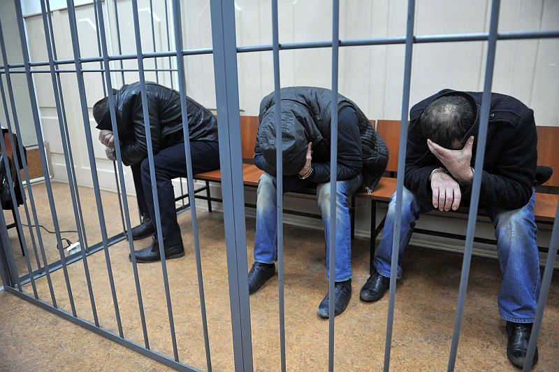 Фигурантам дела об убийстве Немцова продлили арест до конца года.