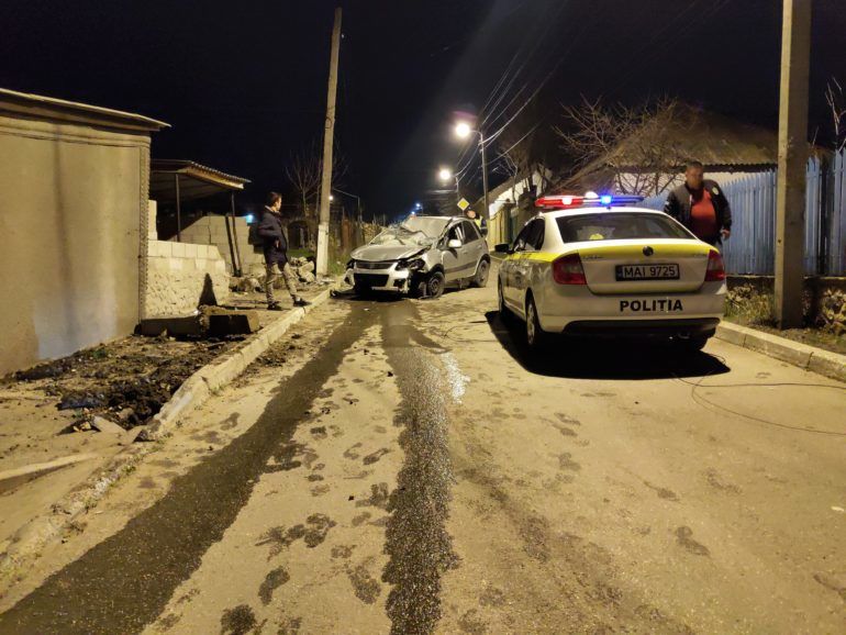 В Гратиештах автомобиль получил серьезные повреждения, въехав в забор.