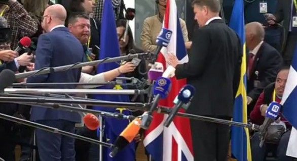 Președintele României, Klaus Iohannis a dat la o parte drapelul Marii Britanii, pentru a-și face loc. 