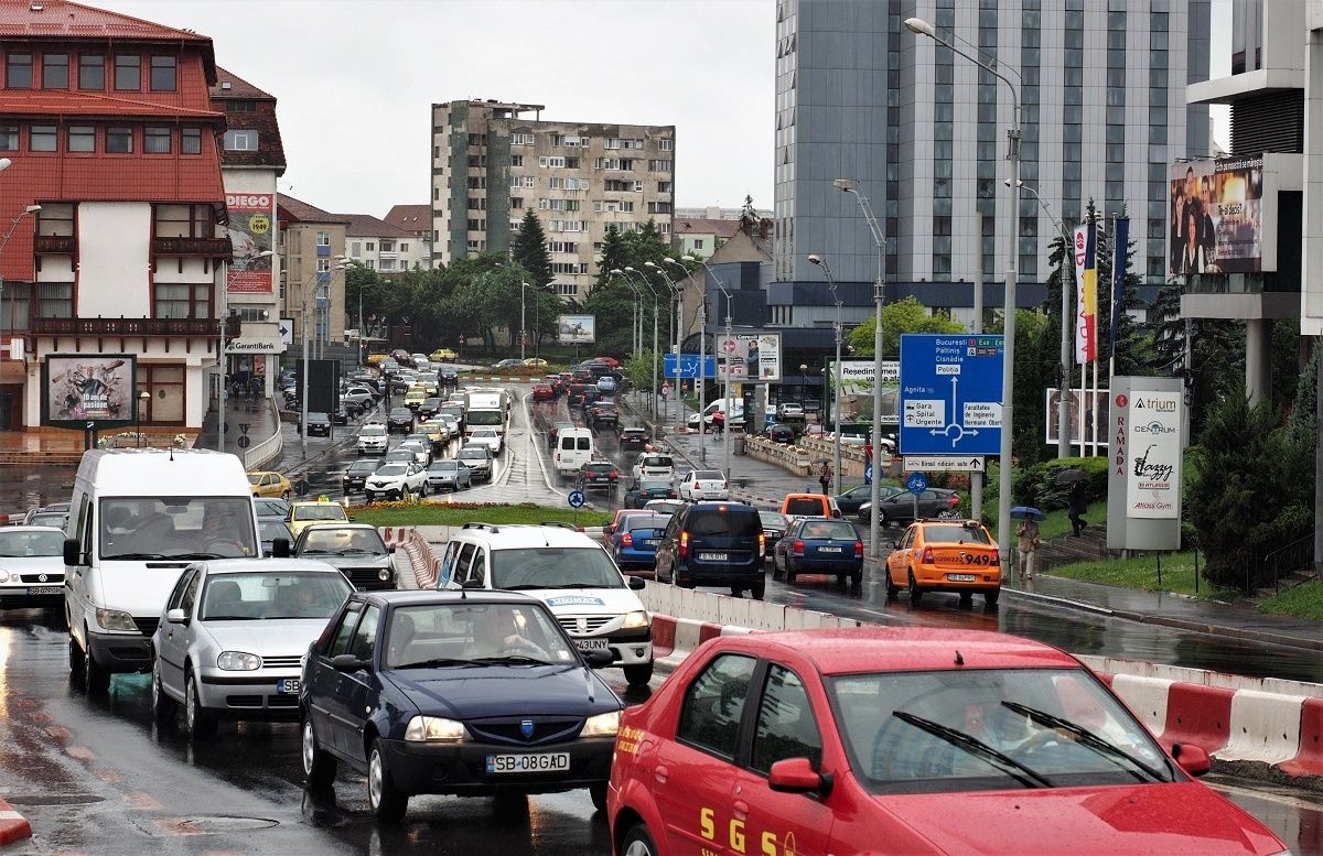 InfoTrafic: Străzi de evitat la această oră. Recomandări pentru șoferi. Foto simol: Tribuna