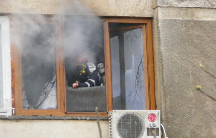 Un bărbat a intrat într-o casă în flăcări pentru a salva familia unui vecin.