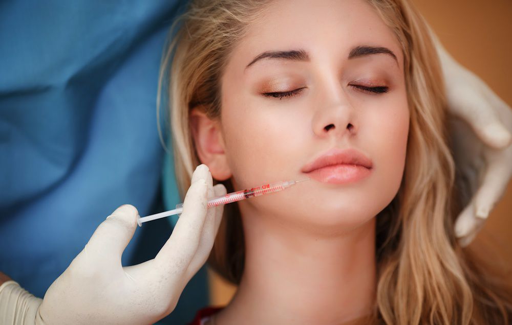 Specialiştii în domeniul medicinii estetice afirmă că unii cosmetologi utilizează preparate periculoase. Foto: womenshealthmag.com