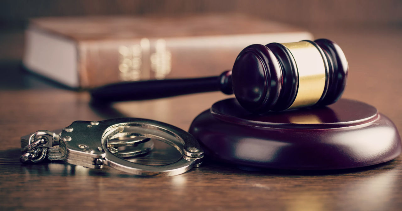Patru persoane, condamnate pentru furtul acțiunilor unei bănci: Prejudicii de peste 28 de milioane de lei.