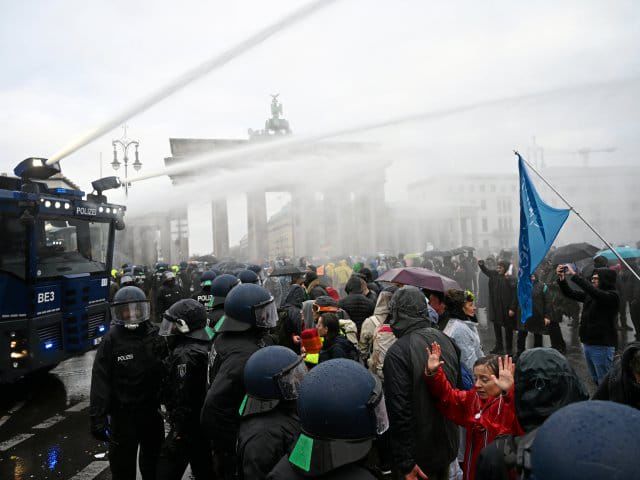 В Берлине полиция применила водометы к противникам карантина, более 100 задержанных.