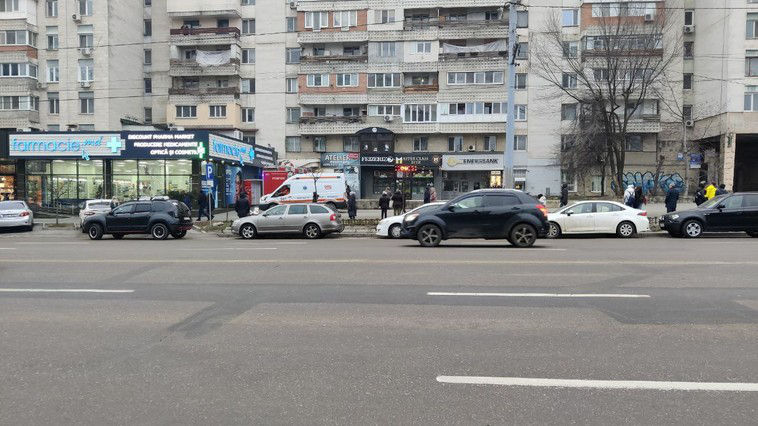 Мужчина, выпавший с шестого этажа в Кишиневе, находится на учете у психиатра. 