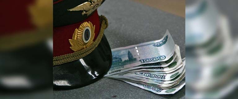 Родственник покойного попытался поторговаться и вроде бы уговорил участкового снизить цену до 50 тысяч рублей.