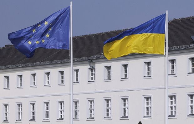 Комиссия сообщает, что под обращением она получила 427 тыс. 939 действительных подписей.