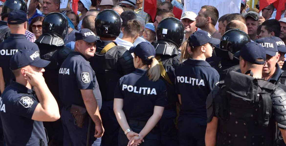 Профсоюзы призывают власти улучшить условия труда сотрудников силовых структур.