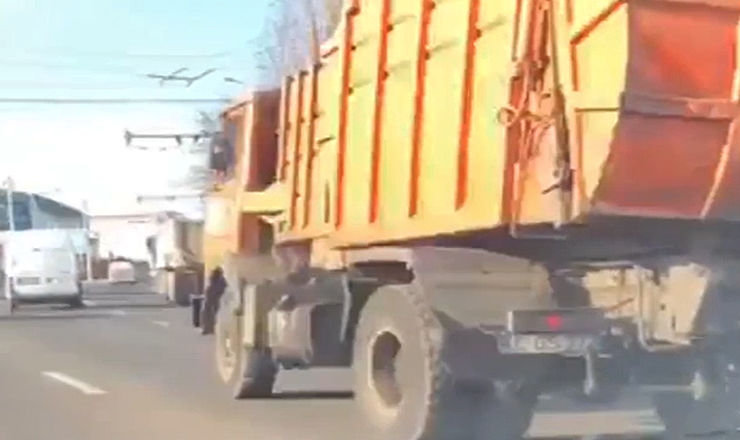 В Кишиневе мусоровоз сняли на видео с отваливающимся колесом.
