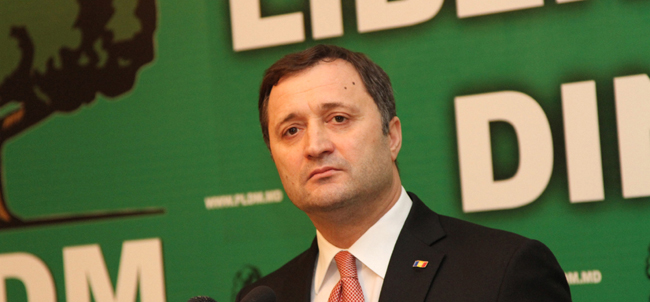 Acesta a adăugat că unele formaţiuni politice fac anumite jocuri şi nu pun accent pe viitorul R.Moldova şi bunăstarea cetăţenilor.