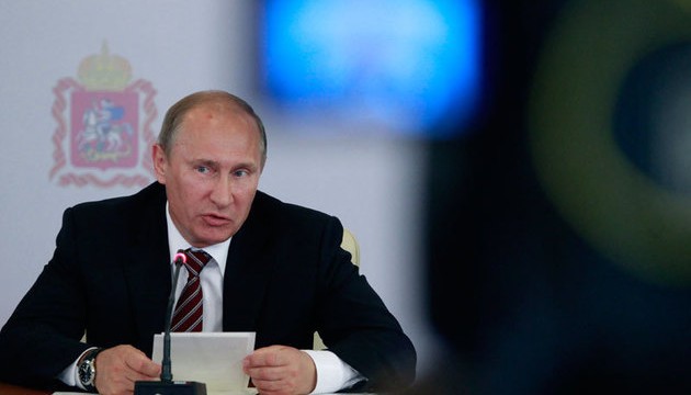 Codul moral al Builder comunismului criticat de Vladimir Putin conţine un set de 12 principii care au intrat în textul Programului al treilea al PCUS adoptat în 1961 .