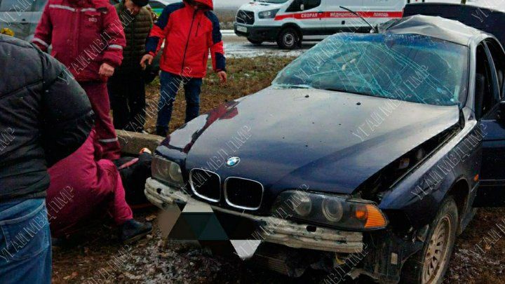 Под Тирасполем автомобиль врезался в столб: два человека пострадали.