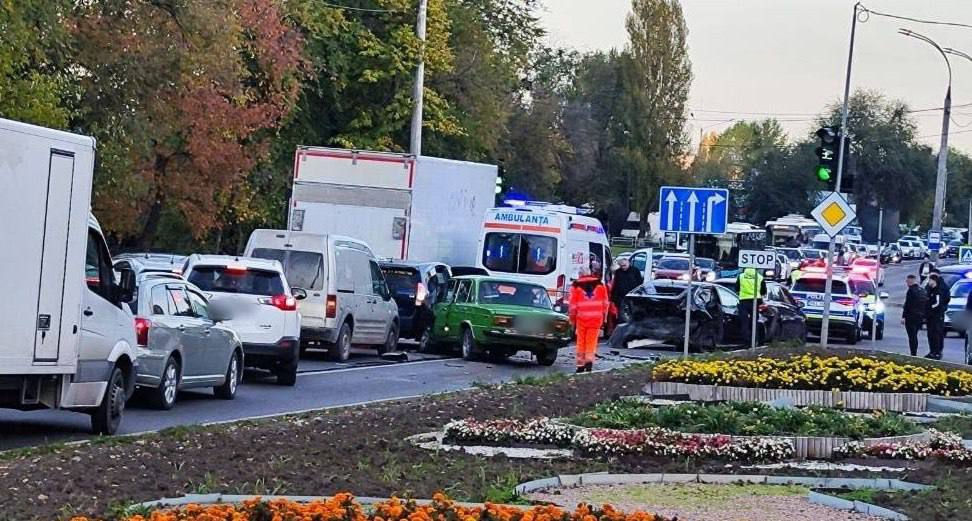 Accident grav la Chișinău: Patru mașini s-au tamponat, iar o persoană a murit.
