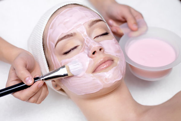 Femeia spune că a fost înşelată de o firmă care propune servicii de cosmetologie.