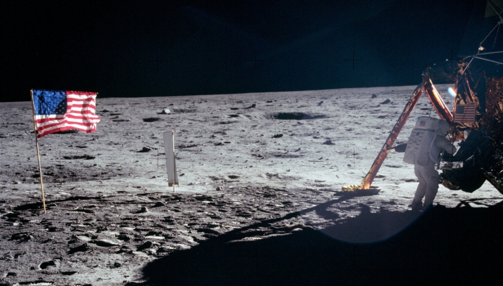 Buzz Aldrin, unul din astronauţii ce au luat parte la misiunea Apollo 11, a hotărât să vândă foile ce cuprind instrucţiunile folosite în timpul primei aselenizări.