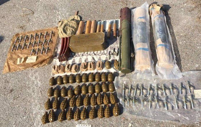 Склад боеприпасов под Одессой, в котором нашли 42 гранаты РГД и Ф-1, три гранатомета, а также 1500 патронов, заготовили антимайдановцы.