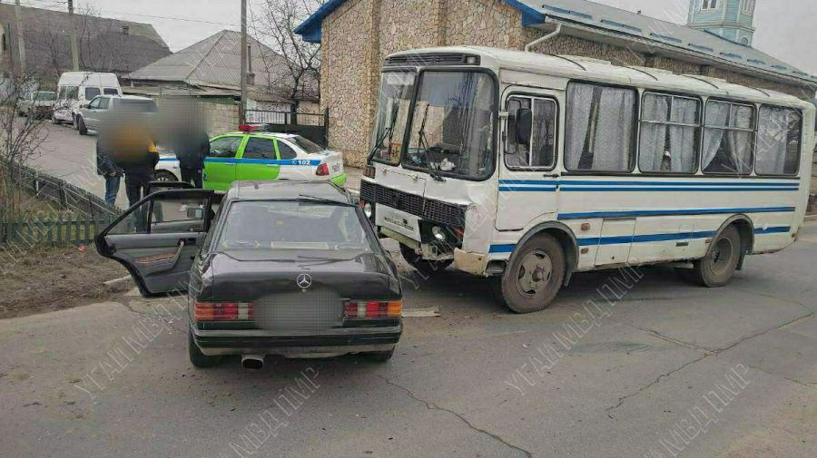 Не уступил дорогу: в Рыбнице школьный автобус столкнулся с легковушкой.