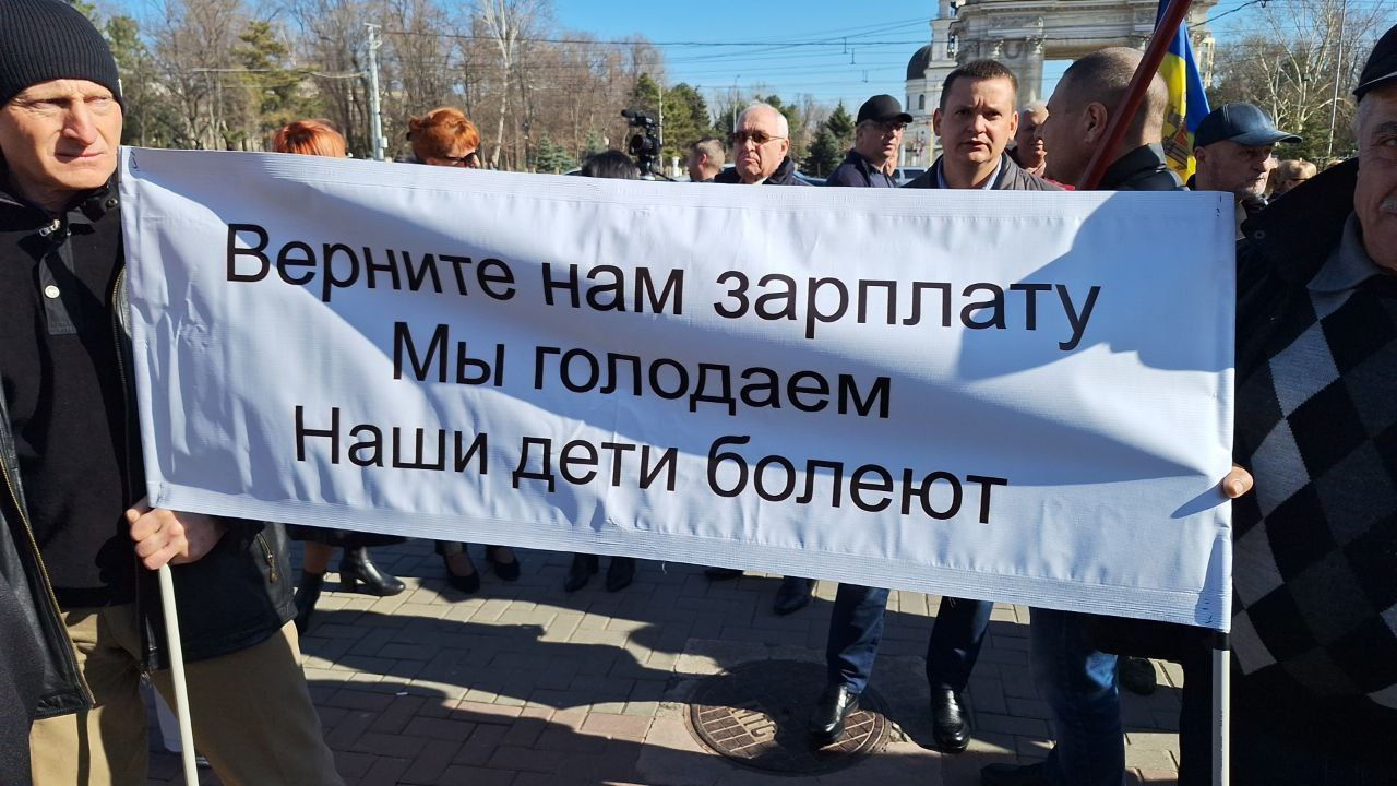 Angajații Căilor Ferate cer plata salariilor în fața Guvernului.