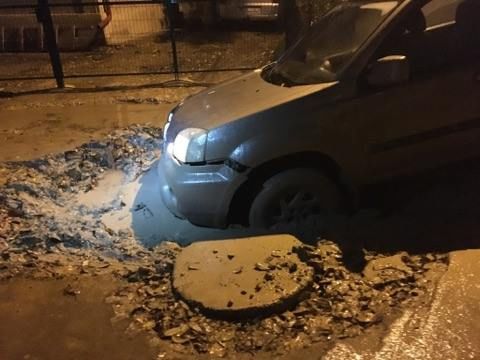 Жители дома утверждают, что виной всему работники АО «Апэ-Канал», которые вели там работы и не заделали яму.