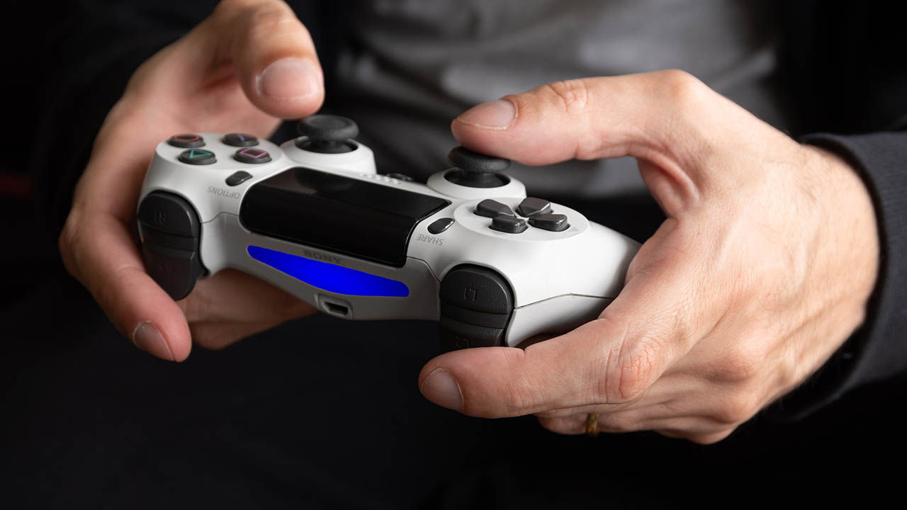 Sony раскрыла названия трех бесплатных игр октября для PlayStation.