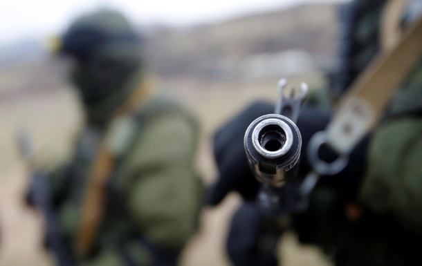 В багажнике автомобиля, на котором передвигался военнослужащий, был обнаружен автомат АК и 180 патронов к нему.