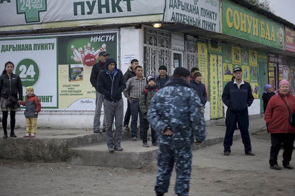 Согласно Конституции Киргизии, государственным языком республики является киргизский, русский имеет статус официального.