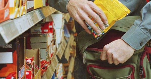 В Италии молдаванин, которого поймали на краже в магазине, разгромил рекламный щит.