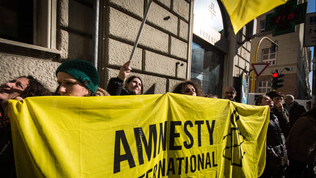Муту покончил с собой 26 мая в офисе Amnesty International в Париже. 