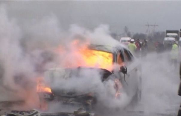 Două persoane au ars de vii într-o maşină, în urma unui accident.