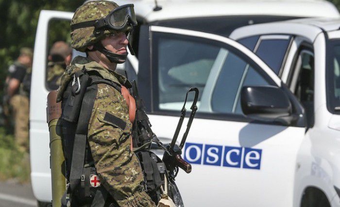 Patru mașini OSCE au fost incendiate în Dontețk. Foto: themoscowtimes.com