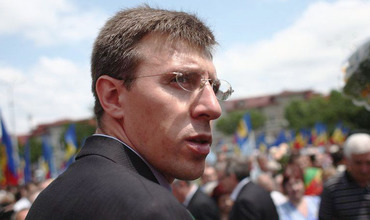 Propunerea privind iniţierea procedurii de demitere a primarului a venit din partea socialiştilor fiind susţinută de consilierii comunişti.