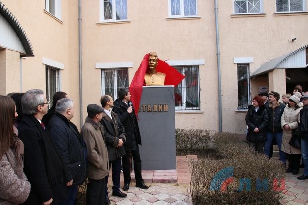 Открытие бюста в Луганске состоялось в честь дня рождения вождя.