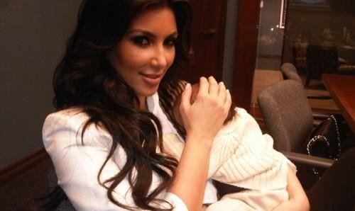 Kim Kardashian a născut sâmbătă primul ei copil, cu o lună înainte de termen.