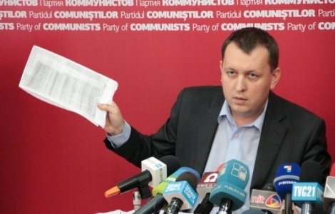 ”Sînt convins că în spatele acestor plecări stau și bani, dar și intimidări, stau presiuni banditești”, a spus Petrenco. 