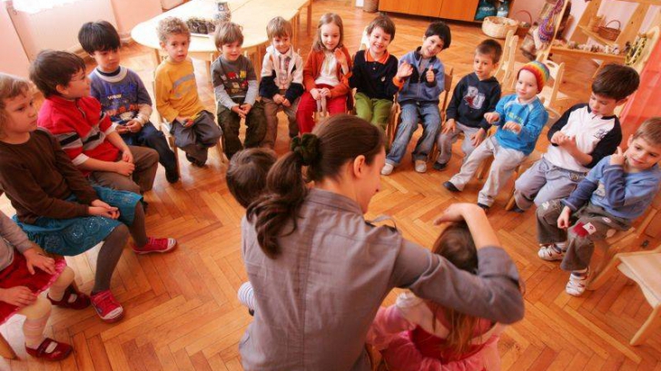 Un bărbat în vârstă de aproximativ 60 de ani s-a sinucis joi cu un foc de puşcă în faţa a aproximativ zece copii.