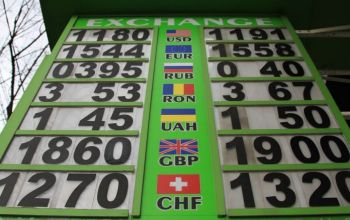 Leul moldovenesc s-a depreciat în raport cu dolarul american şi hrivna ucraineană