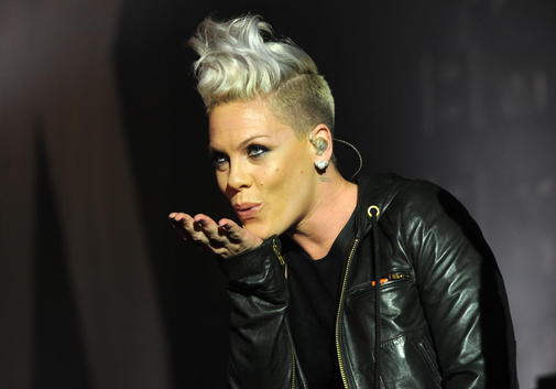 Pink a fost desemnată Femeia Anului 2013, după ce artista americană a reuşit să ajungă în acest an pentru prima oară pe primul loc în topul Billboard al albumelor.