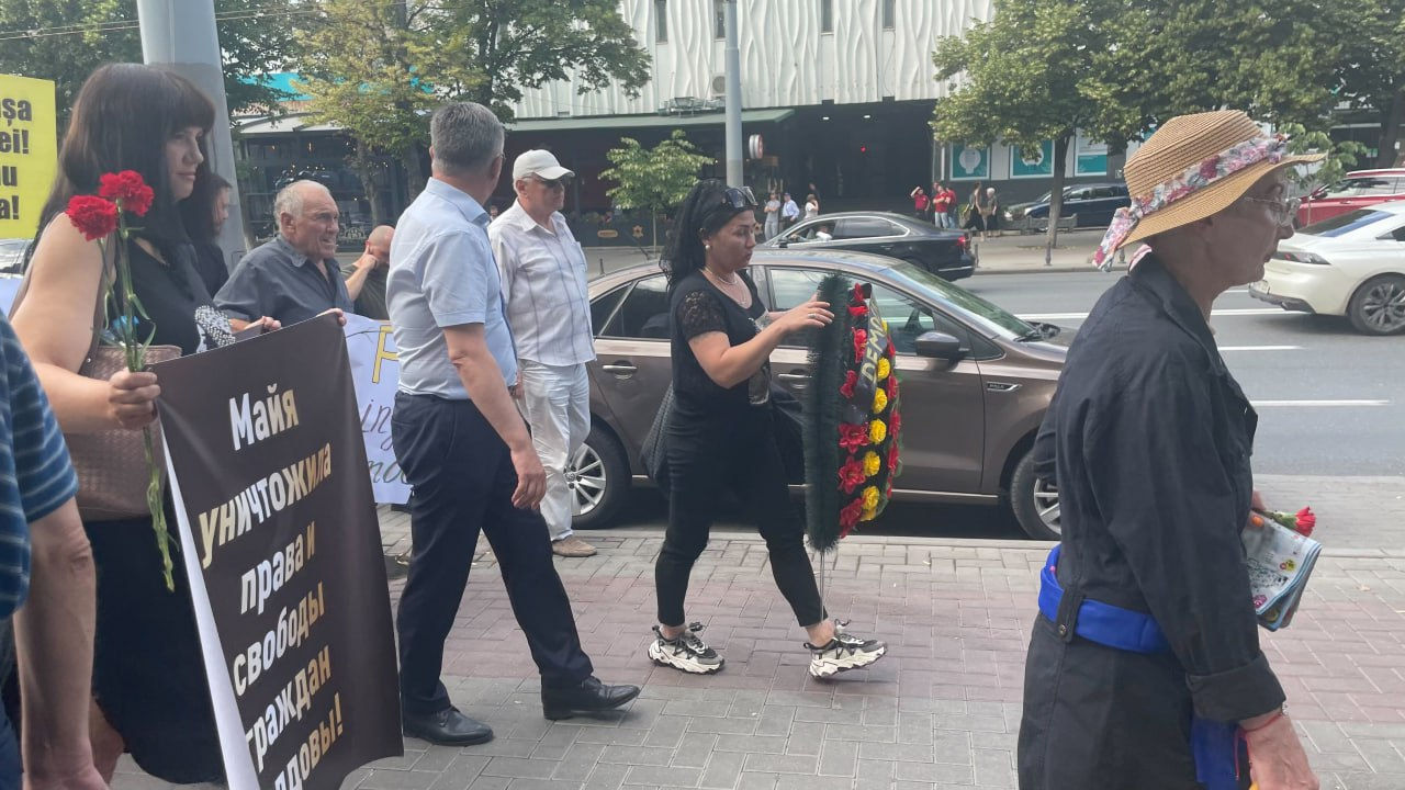 Представители запрещенной партии "Шор" устроили "похороны демократии" у здания КС.