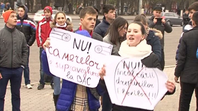 Отставки министра Майи Санду требовали десятки школьников, собравшихся у здания правительства. Фото: publika.md