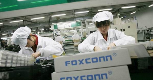 Китай начал расследование против крупнейшего производителя iPhone.